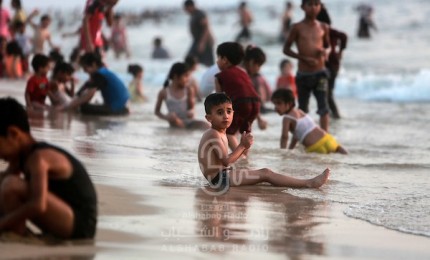 بلدية غزة تصدر قرار بمنع السباحة في البحر خلال هذه الأيام