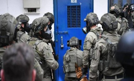 الاحتلال يغلق سجن "ريمون" بالكامل ويحتجز أهالي الأسرى أثناء زيارة أبنائهم