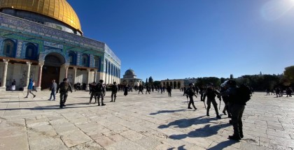 عشرات المستوطنين يقتحمون المسجد الأقصى المبارك بحماية قوات الاحتلال