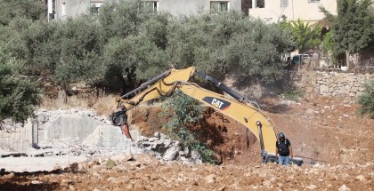 بيت لحم: الاحتلال يخطر بهدم جدران استنادية في الولجة