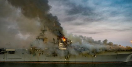حريق السفينة الحربية الأمريكية  بونهوم ريتشارد ينتهي بـ"لغز"